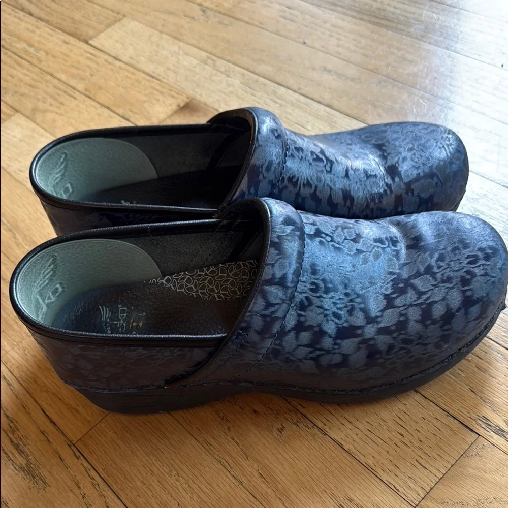 Dansko XP 2.0 Blue Patterned Clogs - Picture 3 of 4